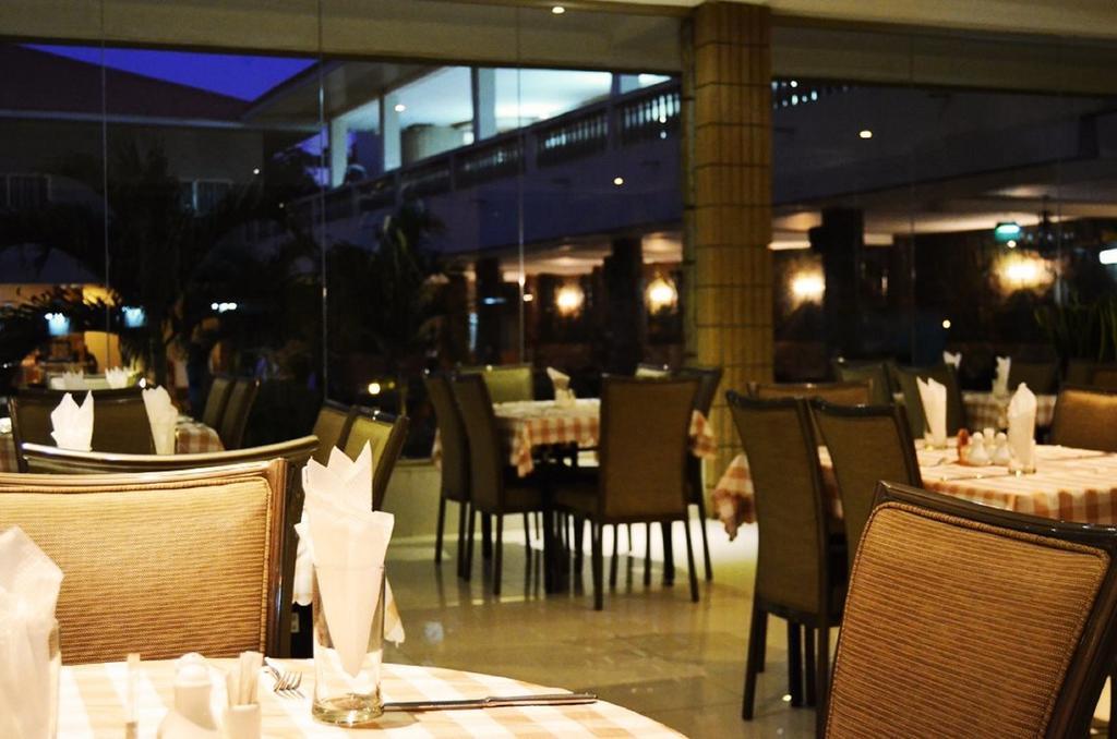 Mensvic Grand Hotel Аккра Экстерьер фото